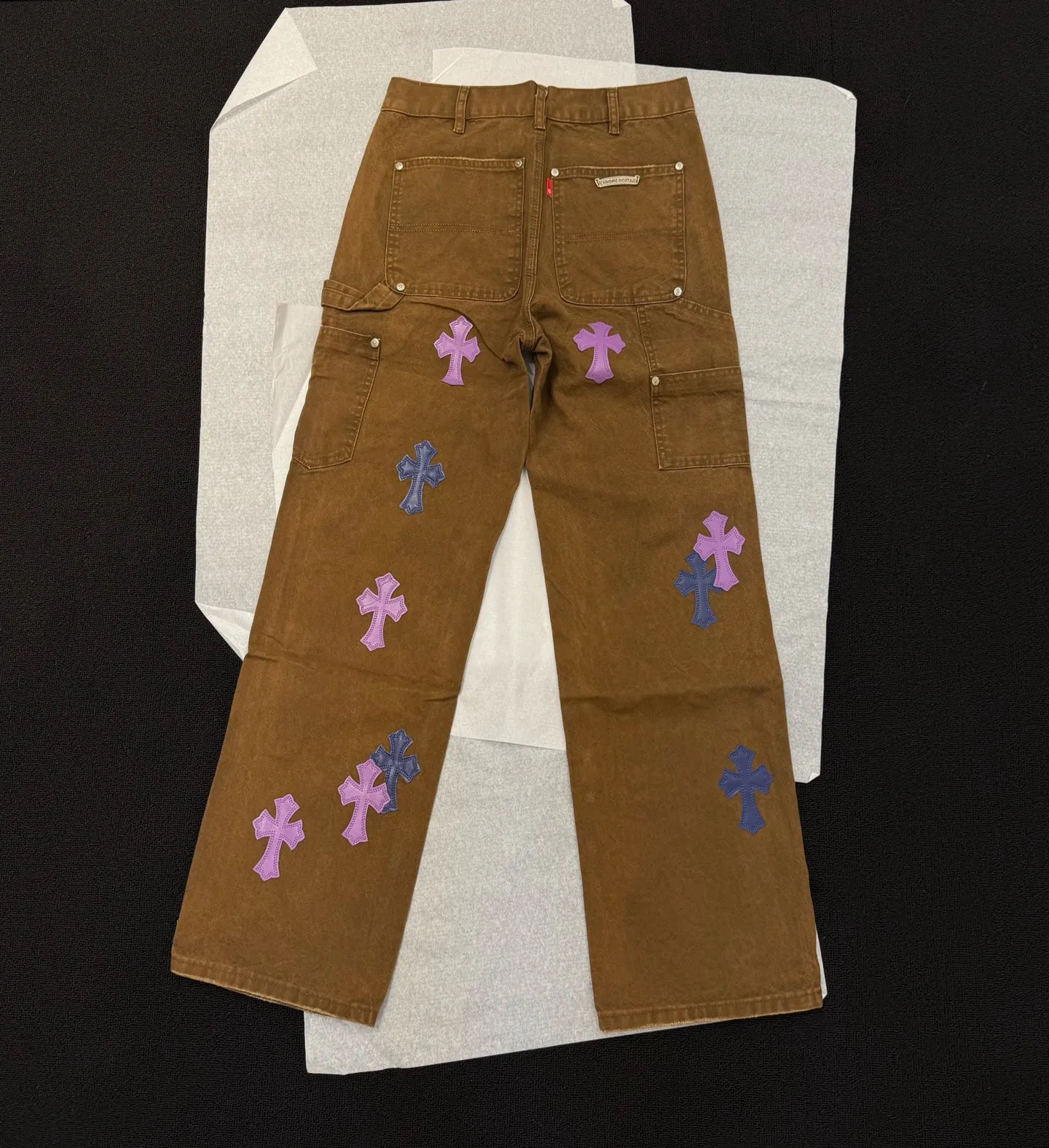 P310 Style number: D374 Chrome Hearts Chrome Hearts brown logging purple leather overalls. Heavy canvas material, double-layer fabric on the knees, multi-pocket design. Color #logging brown purple leather. Size #28-36 (s m l Waist 85 Hips 110 Length 106 Opening 21.5